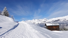 冬季白茫茫雪地雪屋雪山雪景摄影图片